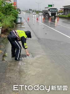 暴雨淹路!枋寮警手挖排水孔 積水秒退恢復通行