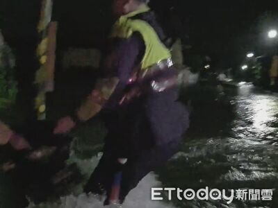 驚險畫面曝!屏東翁夜闖淹水橋險被沖走 英勇警涉水強拉救命