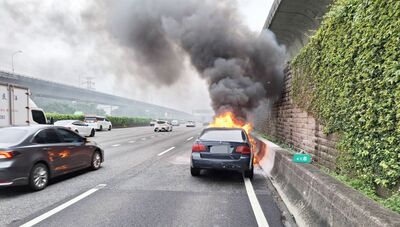國1南向桃園段火燒車!駕駛停路肩急逃生 恐怖火煙狂竄畫面曝