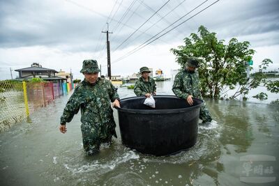 高雄杉林區積水深及腰際　國軍涉水徒步1公里運補物資