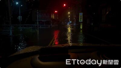 屏東東港水淹32hrs！　凌晨深及腳踝