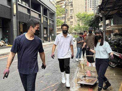 沈伯洋、陳又新蹲地清淤獲讚　幽默回應「還有一位吟遊詩人」