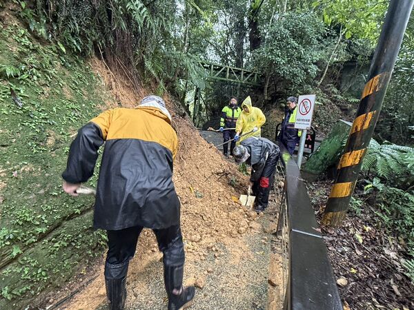▲桃園後慈湖園區步道局部坍方，地面泥濘濕滑，部分路段也出現積水情形，園區將於6月27日至28日暫停開園2天，預計6月29日恢復開放。（圖／桃園市風管處提供）