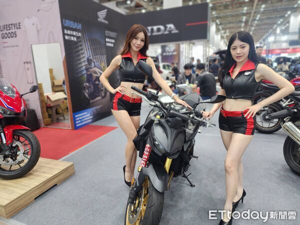 ▲2026 TAS台中國際新車大展登場，36個品牌齊聚，中台灣歷來最大規模車展吸引大批民眾冒雨賞車。（圖／記者游瓊華攝）