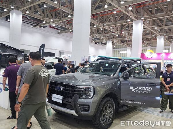 ▲2026 TAS台中國際新車大展登場，36個品牌齊聚，中台灣歷來最大規模車展吸引大批民眾冒雨賞車。（圖／記者游瓊華攝）