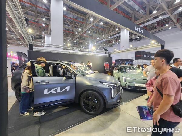 ▲2026 TAS台中國際新車大展登場，36個品牌齊聚，中台灣歷來最大規模車展吸引大批民眾冒雨賞車。（圖／記者游瓊華攝）
