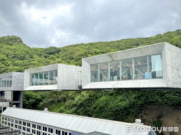 ▲基隆潮境智能海洋館南棟空橋上，分別有咖啡廳「咖央 Cafe Jia Song」、質感茶館「小隱茶庵」。（圖／記者彭懷玉攝）