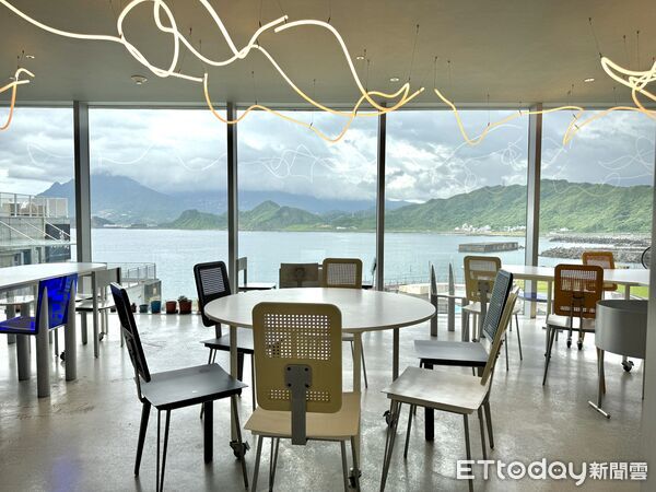 ▲基隆潮境智能海洋館南棟空橋上，分別有咖啡廳「咖央 Cafe Jia Song」、質感茶館「小隱茶庵」。（圖／記者彭懷玉攝）