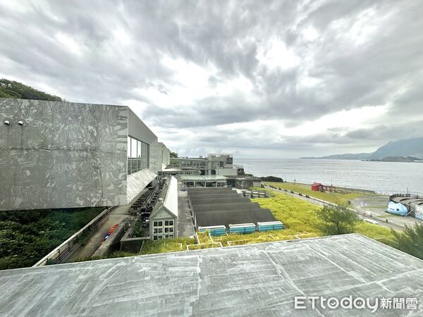 ▲基隆潮境智能海洋館南棟空橋上，分別有咖啡廳「咖央 Cafe Jia Song」、質感茶館「小隱茶庵」。（圖／記者彭懷玉攝）