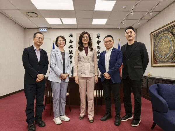 ▲國民黨團前後任書記長今下午前往拜會鄭麗文，左起羅智強、王鴻薇、鄭麗文、洪孟楷、林沛祥。（圖／國民黨團提供）
