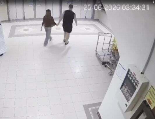 ▲▼生前牽手畫面曝！泰17歲少女「突來月經」惹毛46歲澳男　遭全裸棄屍。（圖／翻攝自Khaosod）