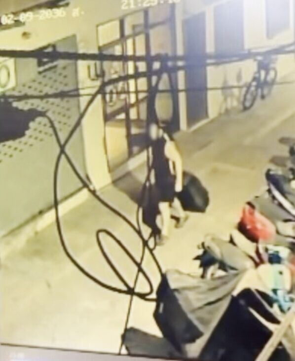 ▲▼生前牽手畫面曝！泰17歲少女「突來月經」惹毛46歲澳男　遭全裸棄屍。（圖／翻攝自Khaosod）