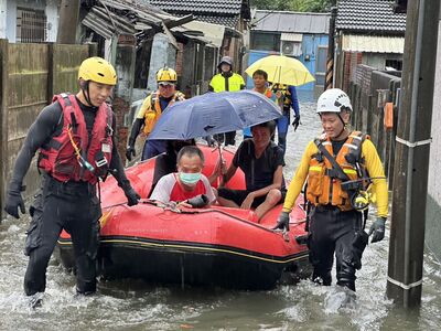中台灣大雨員林變汪洋!豪雨狂炸水淹及腰 消防緊急救出9人