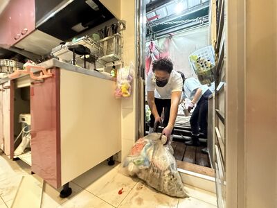 連日陪同淹水受災戶清理家園 沈伯洋:2萬救助金與實際災損有落差