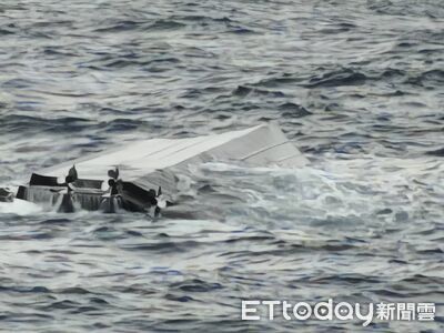 澎湖東吉海域遊艇「失去動力」進水翻覆 4人落海獲救