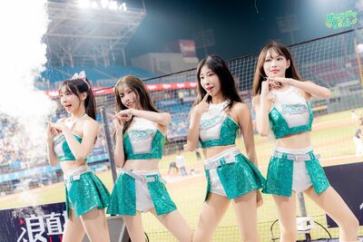 洋基女孩首登樂天應援！熱到像烤箱「頭髮全濕」　飛飛171公分長腿超吸睛