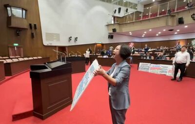 台中產業衝擊大!院版無人機條例遭藍白喊卡 何欣純6鞠躬拜託江啟臣