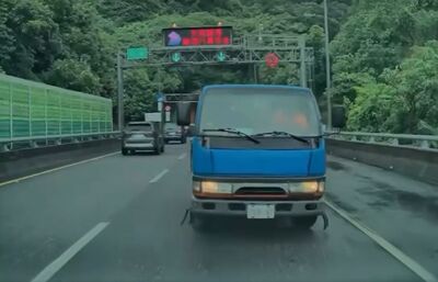 國道5號貨車突打滑180度迴轉「差點親到」特斯拉 驚險畫面曝