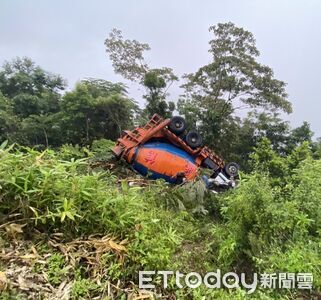 花蓮赤科山水泥預拌車「翻覆邊坡」駕駛受困　消防急破壞車體救出