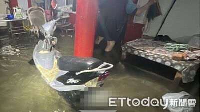 暴雨淹進家門!69歲獨居男受困 枋寮警涉水救援脫險