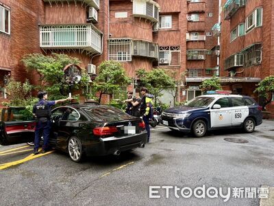 新北3毒蟲刁車停路中!推車神情太詭異 警驚見模擬槍、安毒