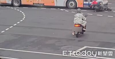北市6機車騎過路口!公車竟闖紅燈衝過來 倒楣騎士被撞倒地