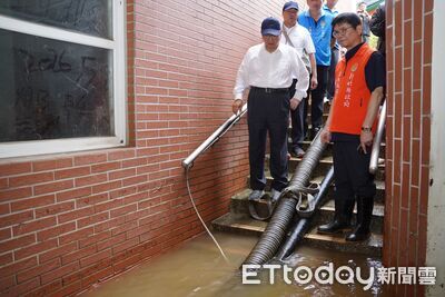 豪雨釀災！楊文科急赴新豐、新埔勘災　慰問罹難家屬