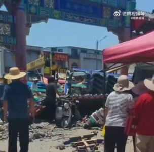 陸市集牌坊倒塌　路過人車遭壓受困