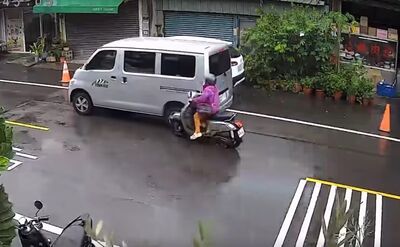 廂型車違規併排惹禍!婦遭2車「接力猛撞」 慘跌受傷也要挨罰