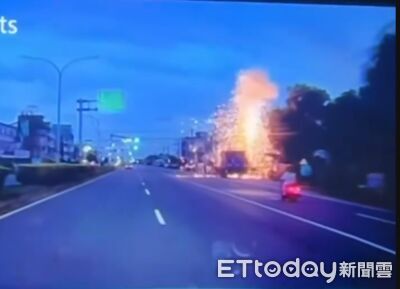 雲林駕駛驚見路邊電線桿「炸成仙女棒」 竟是松鼠亂爬惹禍