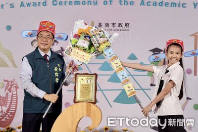 黃偉哲頒市長獎勉畢業生迎向未來 492名學子留下珍貴回憶