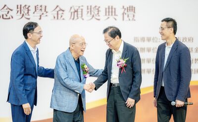 桃園市府頒發吳鴻麟紀念獎學金　吳伯雄等5任縣市長同台亮相