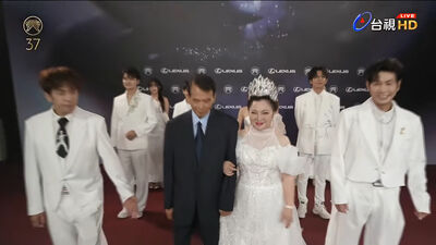 金曲獎/壓軸白冰冰「少玩3天趕回台灣」!胸上透視勾男出場 氣場超強
