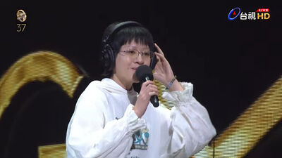 金曲新人穿帽T站小巨蛋開唱「90度鞠躬」　陳嫺靜特殊唱腔超圈粉！