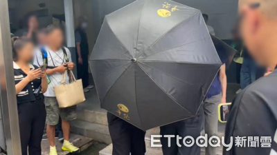 台中蝴蝶谷落石奪4命!禮儀社撐黑傘…家屬哀戚抵殯儀館認屍