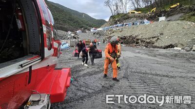 花蓮連日豪雨!馬太鞍溪堰塞湖土石流 11施工人員搭直升機撤離