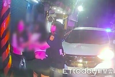 酒吧外搭訕爆全武行!3男2女大亂鬥摔成一團 露肚妹瘋狂尖叫
