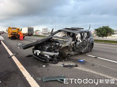 快訊/國道小貨車恍神擦護欄!24歲男追尾猛撞 轎車爛毀慘況曝