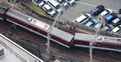 日本京都站列車出軌！4節車廂「衝出軌道」　30乘客緊急下車