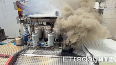 快訊/彰化老字號牛排館「疑排油煙管起火」! 濃煙狂竄畫面曝光