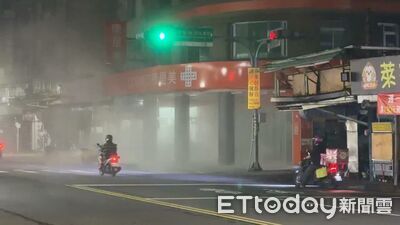 三重女突拿路邊滅火器「朝店家狂噴」　現場白茫茫一片畫面曝