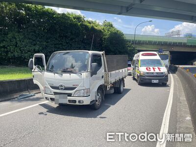 快訊/國1三重匝道貨車停路中 駕駛無呼吸心跳送醫搶救