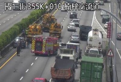 快訊/國1北上「3車追撞」佔2車道!1人受傷 回堵5km紫爆