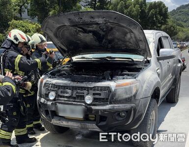 北市驚險火燒車!皮卡剛修完試車就出事 引擎蓋冒煙嚇壞駕駛