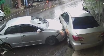 台南善化轎車左轉失控 猛撞路邊車影片曝光