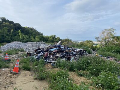 桃園廢車回收理事長帶頭違法　70噸拆解廢車殘骸棄置苗票下場曝