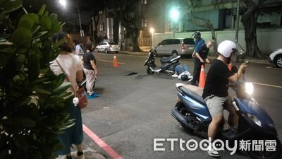 快訊／高雄路面驚見天坑！騎士經過摔車送醫　議員憂喊：還在擴大