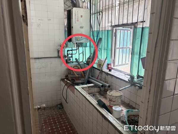 ▲▼屋主在切斷連接熱水器瓦斯管線時（紅圈）不慎燒傷自己手臂             。（圖／記者陳以昇翻攝）