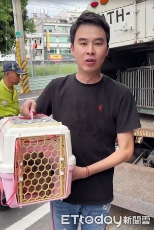 ▲台南地院29日針對學甲爐渣案宣判，郭再欽不得易科罰金部分判處應執行8年6月，台南市議員蔡育輝感謝法院重判。（記者林東良翻攝）