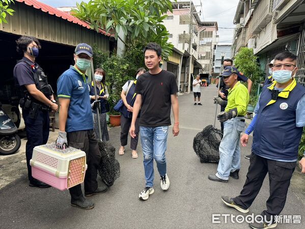▲台南地院29日針對學甲爐渣案宣判，郭再欽不得易科罰金部分判處應執行8年6月，台南市議員蔡育輝感謝法院重判。（記者林東良翻攝）